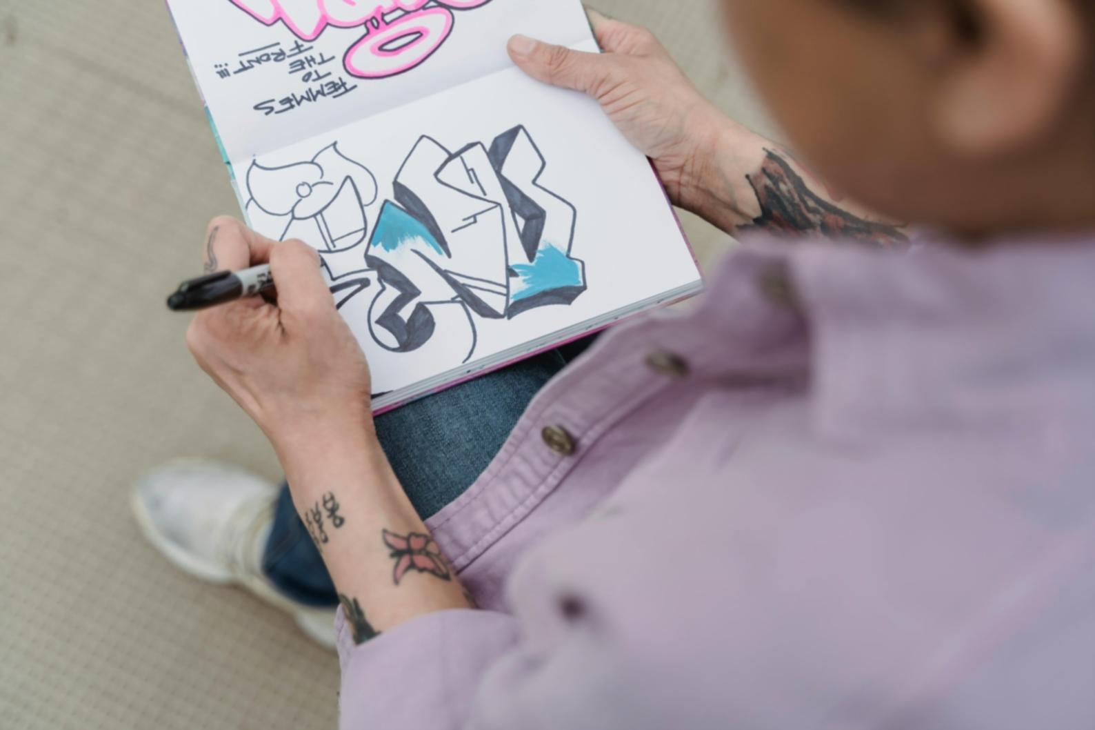 Spazio di lavoro creativo con materiali artistici e schizzi concettuali